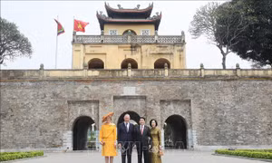 Chủ tịch nước Lương Cường và Nhà Vua Philippe tham quan Hoàng thành Thăng Long