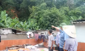 Hải Phòng: Mưa lớn gây sạt lở, khẩn trương di dời dân đến nơi an toàn