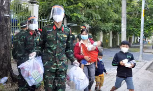 Bộ Tư lệnh TP Hồ Chí Minh hỗ trợ đưa người dân Tây Nguyên về quê