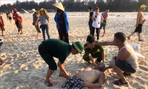 Tắm biển Quảng Trị, hai người bị sóng cuốn tử vong