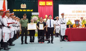 Trao bằng 'Tổ quốc ghi công' cho thân nhân liệt sỹ Trần Duy Hùng