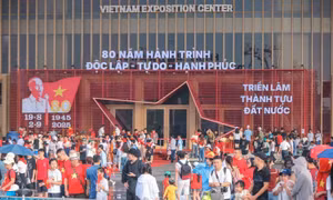 Người dân di chuyển sớm đến tham quan Trung tâm triển lãm Việt Nam