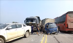 Hai vụ tai nạn giao thông trên cao tốc Nội Bài - Lào Cai khiến 4 người bị thương