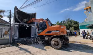Vụ cháy nhà tại Ninh Thuận: Điều xe múc tới hiện trường