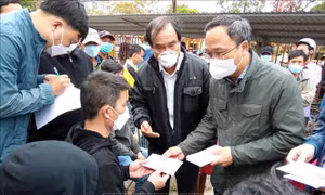Vụ chìm ca nô ở biển Cửa Đại: Thăm hỏi, động viên các gia đình nạn nhân