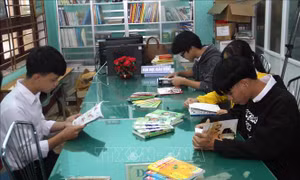 Trao tặng 'Tủ sách Đinh Hữu Dư' cho các trường học ở huyện miền núi Quảng Nam