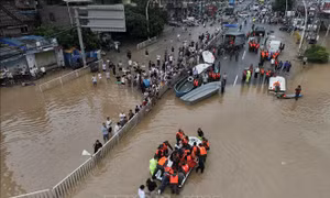 Trung Quốc: Khoảng 600.000 người sơ tán, hơn 100 ngôi nhà sập do mưa bão
