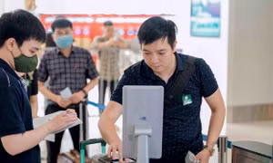 Chính thức sử dụng VNeID đối với khách làm thủ tục đi máy bay