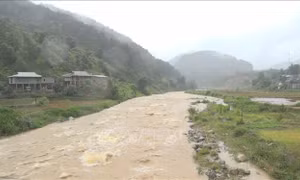 Hai người bị mất tích do nước lũ cuốn trôi ở Yên Bái