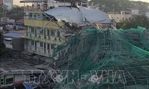 Philippines: Sập nhà đang xây dựng, hàng chục người mắc kẹt dưới đống đổ nát