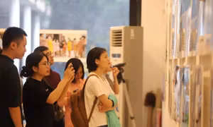 Triển lãm và ra mắt sách ảnh 'Tinh thần Việt và cuộc chiến chống đại dịch COVID-19'