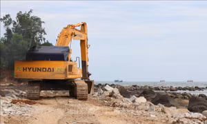 Quảng Ngãi: Dựng kè chống sạt lở, bảo vệ xóm biển trước mùa mưa bão
