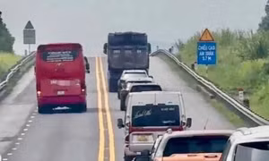 Phạt tài xế xe khách có hành vi lấn làn, 'vượt ẩu', đi trong làn khẩn cấp trên cao tốc