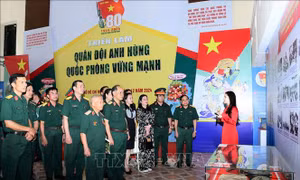 Trưng bày nhiều hình ảnh, hiện vật quý về Quân đội nhân dân Việt Nam
