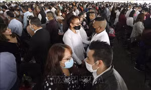 Ấn tượng đám cưới tập thể tại Mexico trong lễ Tình nhân thời đại dịch COVID-19 