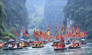 Hàng nghìn du khách nô nức trẩy hội Tràng An