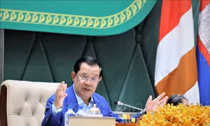 SEA Games 32: Thủ tướng Campuchia gặp thân mật các vận động viên chủ nhà