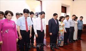 Thủ tướng Phạm Minh Chính dâng hương tưởng niệm Chủ tịch Hồ Chí Minh