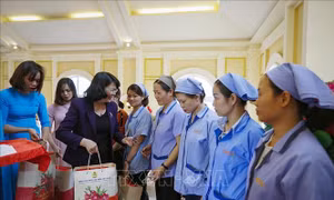 Phó Chủ tịch nước Đặng Thị Ngọc Thịnh thăm, tặng quà Tết tại Hòa Bình