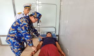 Bệnh xá đảo Sinh Tồn tiếp nhận và điều trị cho ngư dân tàu cá Bình Định