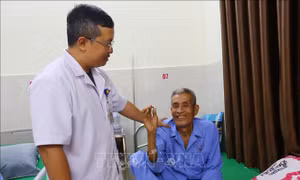 Gắp thành công đầu đạn nằm trong cơ thể một cựu chiến binh hơn 60 năm ​