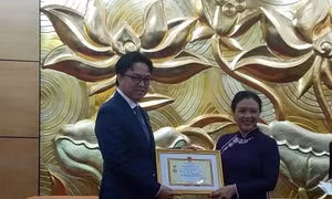 Trao Kỷ niệm chương 'Vì hòa bình hữu nghị giữa các dân tộc' tặng Đại sứ Prak Nguon Hong