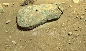 Xe tự hành của NASA đặt mẫu vật đầu tiên lên bề mặt Sao Hỏa