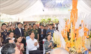 Lãnh đạo Đảng, Nhà nước tham dự đón Tết cổ truyền Bunpimay của Lào