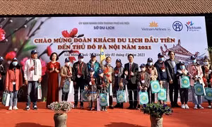 Hà Nội đón đoàn khách du lịch đầu tiên 'xông đất' năm 2021 