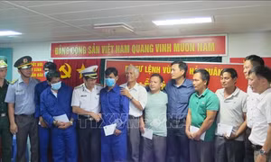 Đưa 6 ngư dân Bình Định gặp nạn vào bờ an toàn