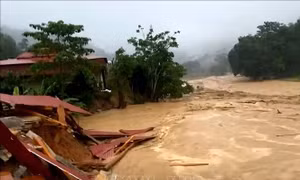 Lũ quét cuốn trôi nhiều nhà dân ở xã biên giới Nhôn Mai (Nghệ An)