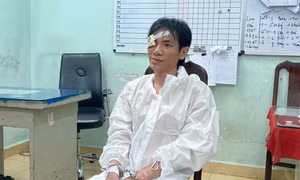 Tạm giữ đối tượng xông vào trụ sở tấn công cán bộ Công an