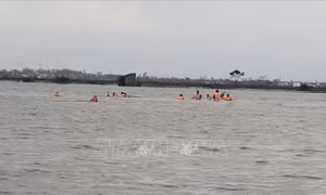 Khẩn trương tìm kiếm người bị mất tích do lũ cuốn và khi thả lưới đánh cá