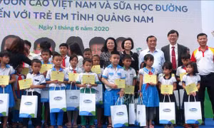 Phó Chủ tịch nước Đặng Thị Ngọc Thịnh thăm, tặng quà thiếu nhi Quảng Nam