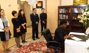 Đông đảo bạn bè quốc tế đến viếng Chủ tịch nước Trần Đại Quang tại Hoa Kỳ, Chile