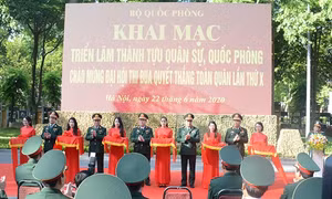 Khai mạc Triển lãm thành tựu quân sự, quốc phòng