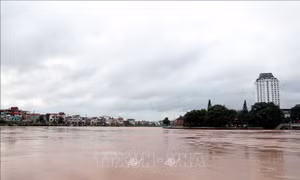 Người dân thấp thỏm chờ ngày về nhà khi mực nước sông Kỳ Cùng giảm nhẹ