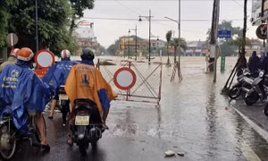 Mưa lớn gây ngập nhiều tuyến đường trung tâm thành phố Huế
