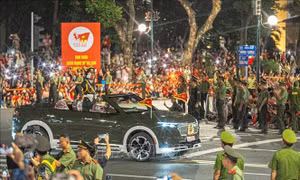 Người dân chào đón các khối tổng hợp luyện diễu binh, diễu hành lần thứ nhất của sự kiện A80