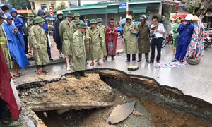 Ngập úng, xuất hiện nhiều 'hố tử thần' sau mưa lớn ở TP Vinh, Nghệ An