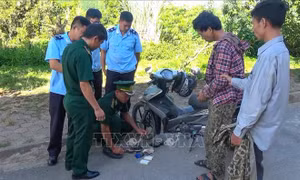 Bắt đối tượng giấu ma túy trong lọc gió xe máy mang từ Lào về Việt Nam