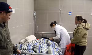 Xe chở công nhân mất lái đâm vào lan can trên Quốc lộ 1A làm nhiều người bị thương