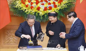 Thủ tướng Phạm Minh Chính cùng Thủ tướng Trung Quốc trải nghiệm in tranh Đông Hồ