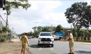 Lực lượng CSGT Đắk Lắk kiểm soát giao thông trên đường Hồ Chí Minh đoạn qua TP Buôn Ma Thuột. Ảnh: TTXVN.