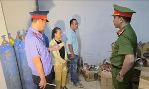 Khởi tố đối tượng sản xuất giấm ăn bằng axit công nghiệp pha nước giếng khoan