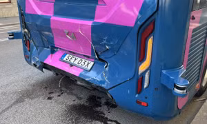 Thụy Điển: Xe buýt tự lái va chạm với tàu điện ngay trong ngày đầu chở khách