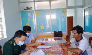 Đưa một người nước ngoài trôi dạt trên biển vào bờ an toàn