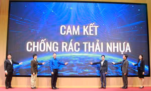Thanh niên chung tay hành động chống rác thải nhựa