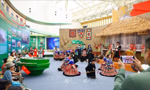  Đông đảo người dân tham quan Triển lãm thành tựu đất nước