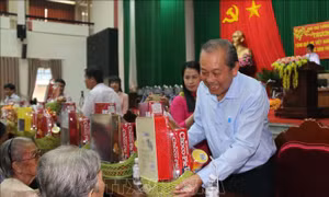 Phó Thủ tướng Trương Hòa Bình thăm, tặng quà Mẹ Việt Nam Anh hùng, gia đình chính sách 